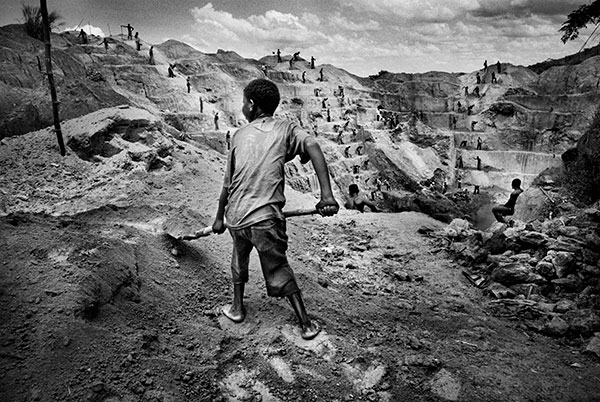 A child gold miner in Watsa, northeastern Congo. 2004. © Marcus Bleasdale/VII Photo Agency