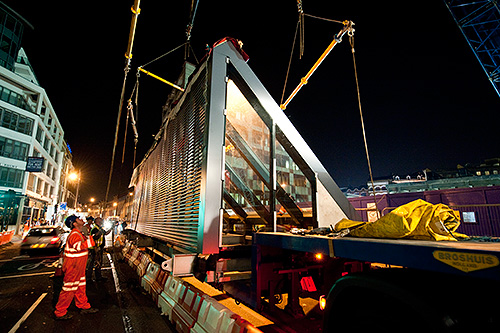 Once the haulier pulls up outside the site on Farringdon Road, the erection team get to work quickly to attach the rigging ready for the lift. All the traffic on the road is stopped once the lift begins.